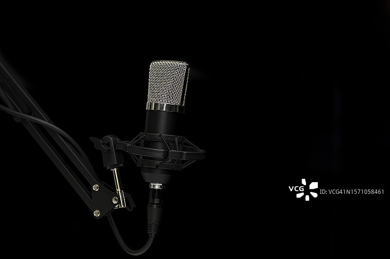 用于播客的电容麦克风特写，黑色背景图片素材