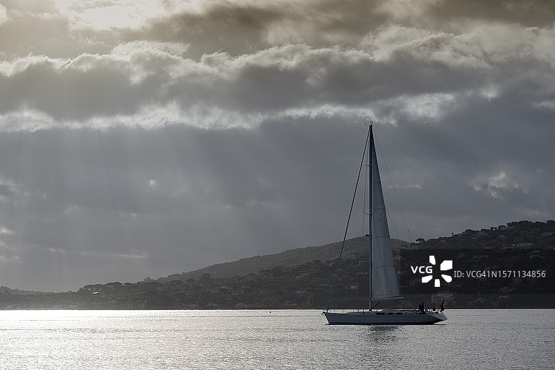 圣特罗佩附近的日落帆船图片素材
