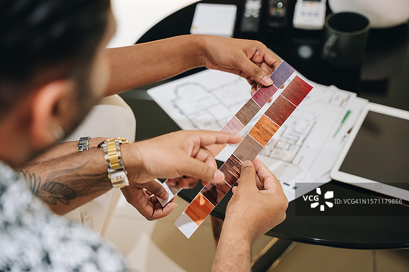 印度夫妇讨论使用材料图片素材