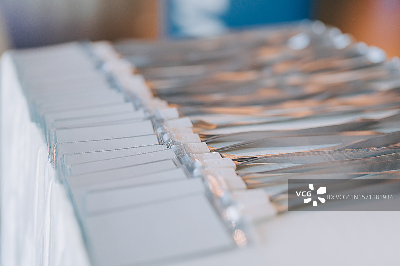 会议室入口接待处展示的一排名牌图片素材