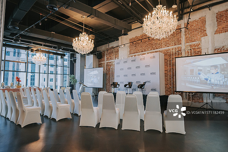 研讨会会议活动背景、舞台、投影屏幕、讲台、椅子图片素材