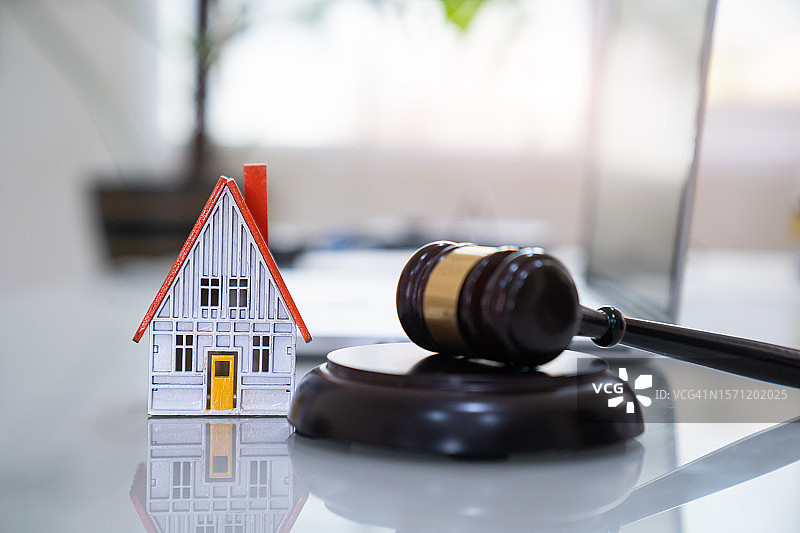 带有法槌的房屋。房地产法和房屋拍卖概念。图片素材