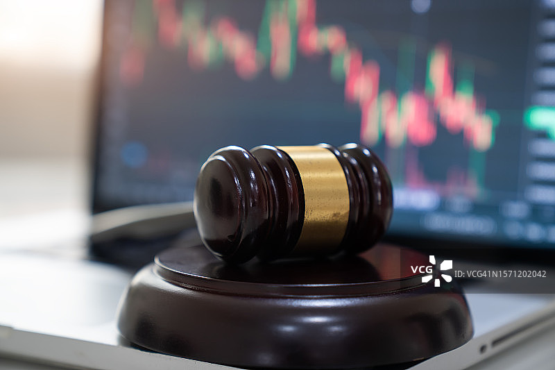 法槌和交易图表图片素材