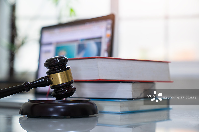 法槌、法律书籍与司法概念图片素材