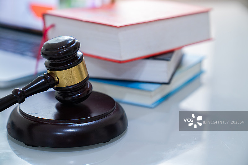法槌、法律书籍与司法概念图片素材