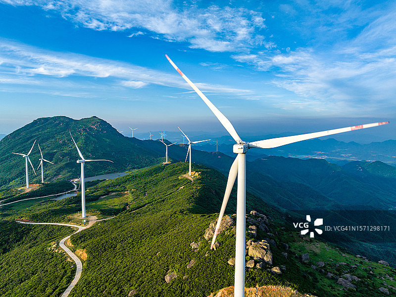 蓝天白云下的山地风力发电场图片素材