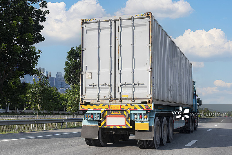 行驶在路上的集装箱拖车图片素材