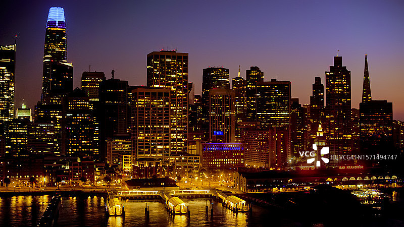 海港和市中心城市风光图片素材