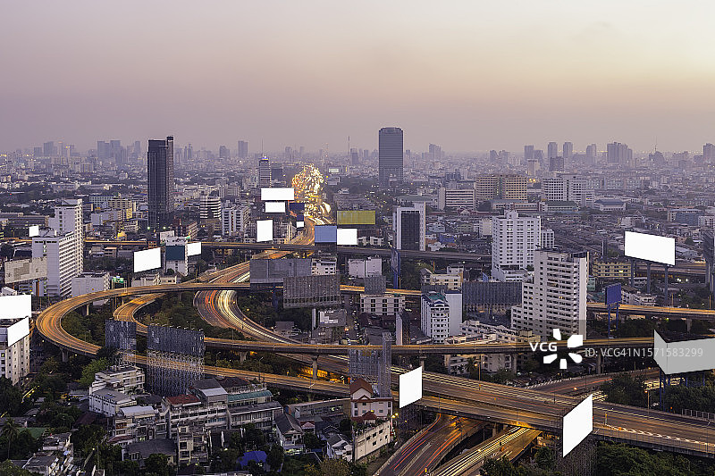 泰国曼谷市中心夜间现代办公楼鸟瞰图图片素材