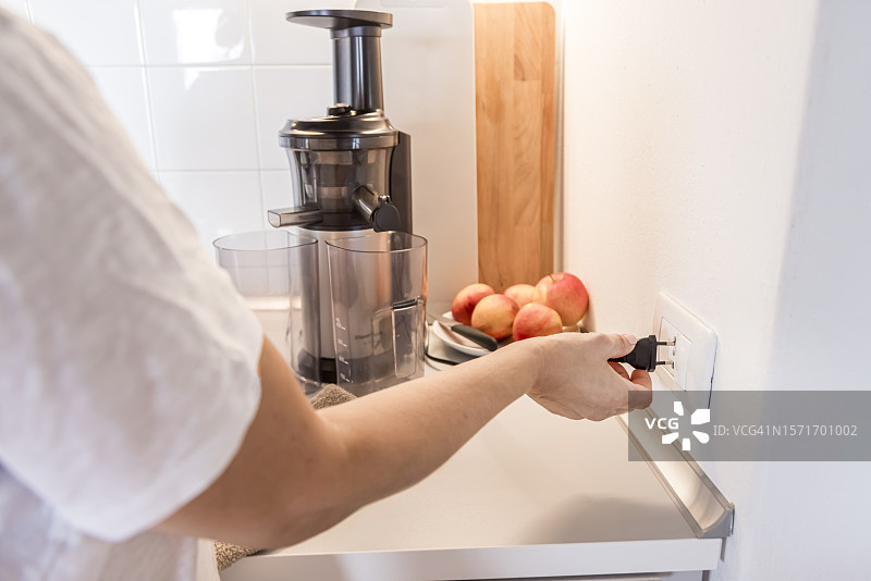 女人插上榨汁机电源图片素材