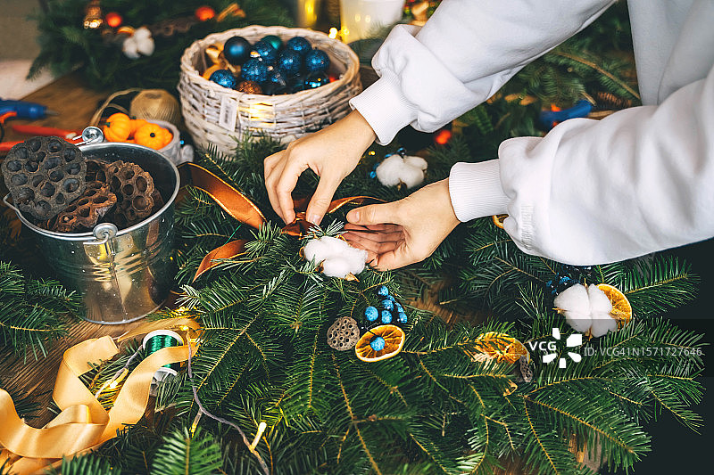 用圣诞树枝制作圣诞花环的大师班：天然装饰品图片素材