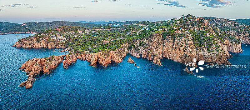 西班牙卡洛尼亚布拉瓦海岸贝古尔角的岩石峭壁和洞穴图片素材