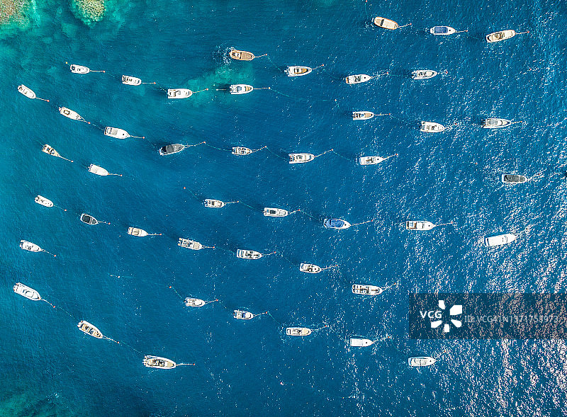 阿瓜弗雷达海滩岸边停泊的小型渔船和游艇航拍图片素材