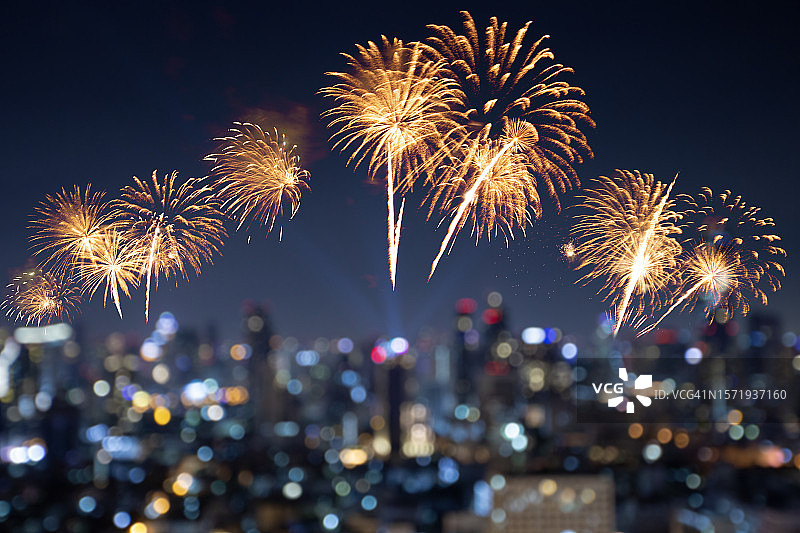 城市上空的烟花图片素材