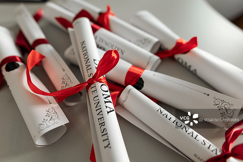 毕业证书卷轴图片素材