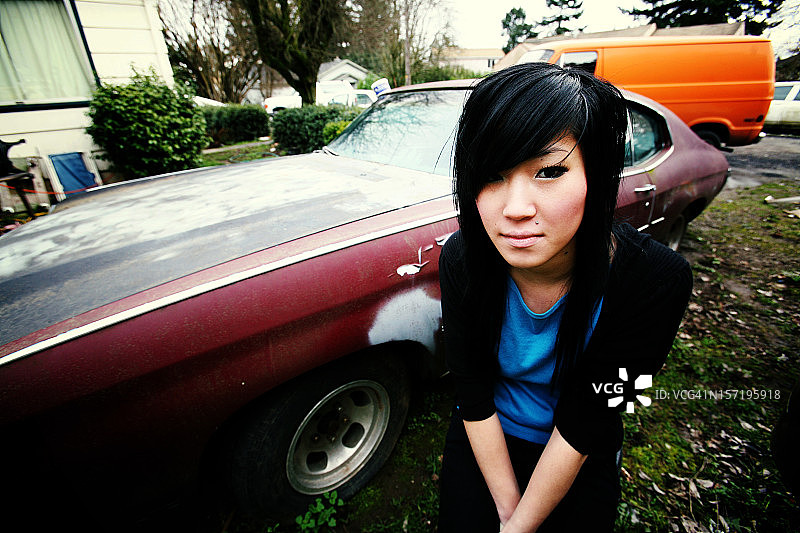 车辆环绕下的少数民族女性图片素材