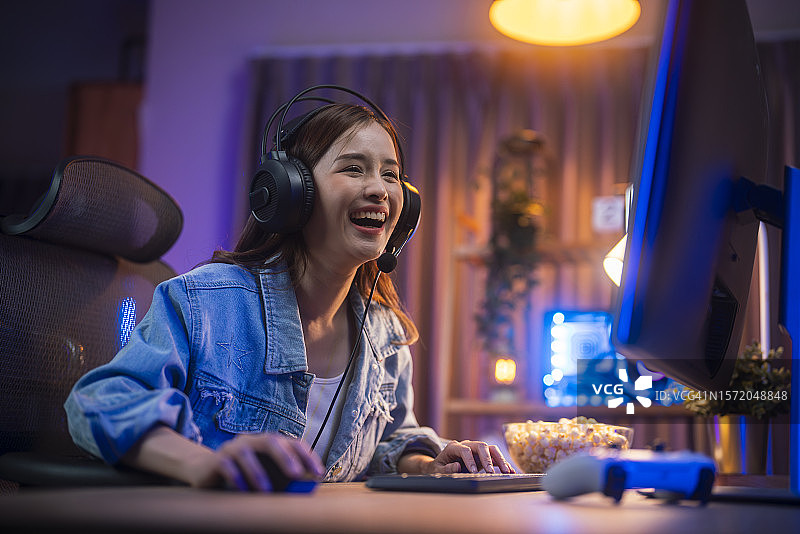 在电脑上玩第一人称射击网络游戏图片素材