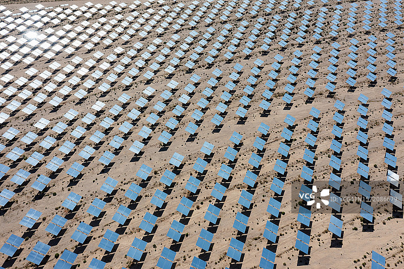 太阳能热电厂的太阳能反射镜图片素材