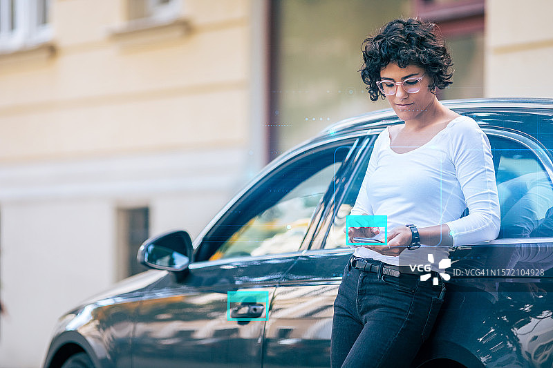年轻女子用手机解锁汽车，AI与人机交互概念图片素材