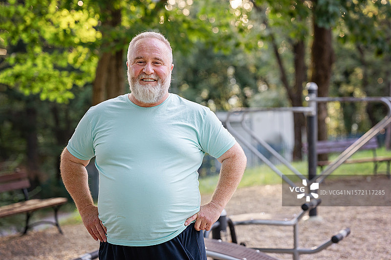 自信的身体积极的超重男人在公园里图片素材