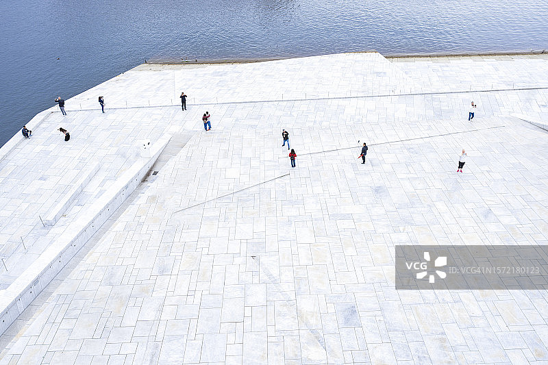 人们在奥斯陆歌剧院前摄影图片素材