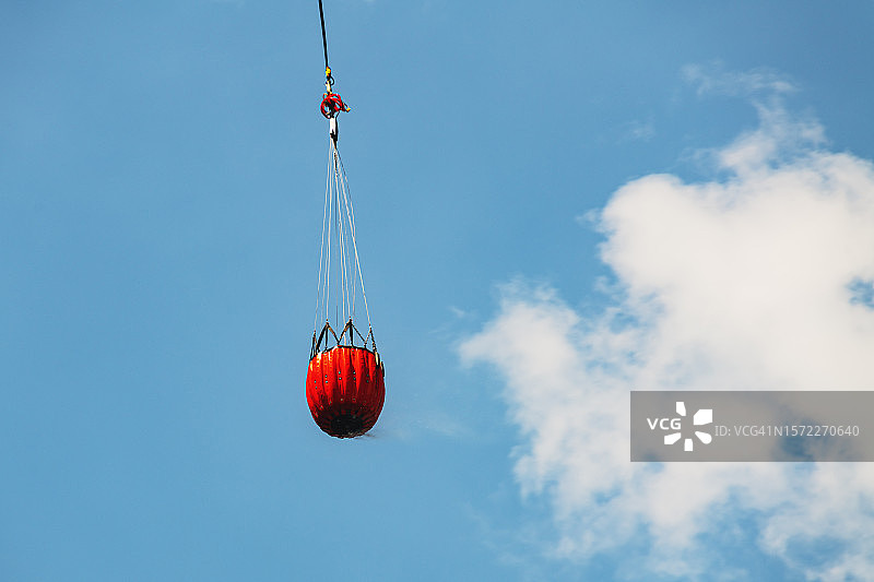 森林灭火水桶图片素材