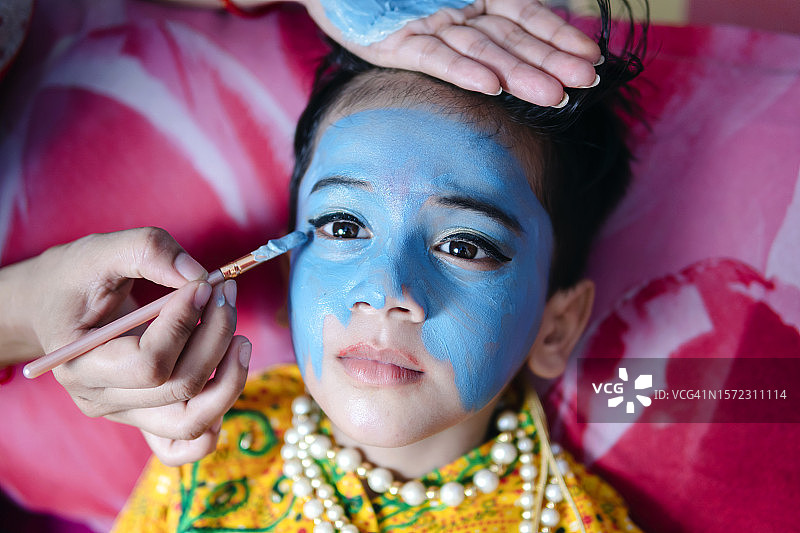 印度小男孩在主奎师那的Janmashtami节上将脸涂成蓝色图片素材