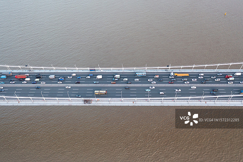 海上的桥梁上的卡车，运输概念图片素材