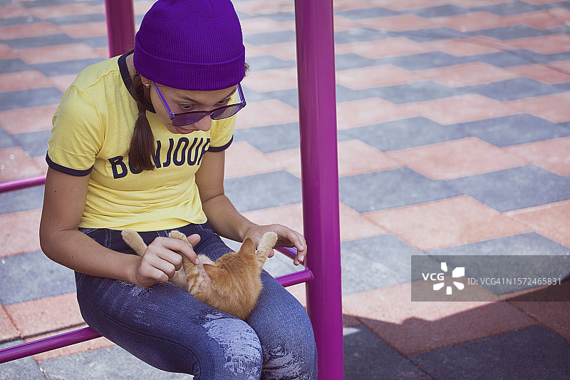 女孩和小猫图片素材