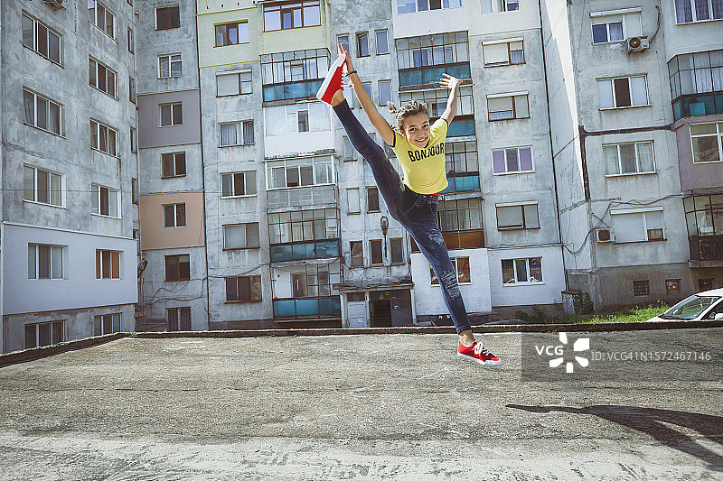 快乐的少女跳跃舞蹈图片素材