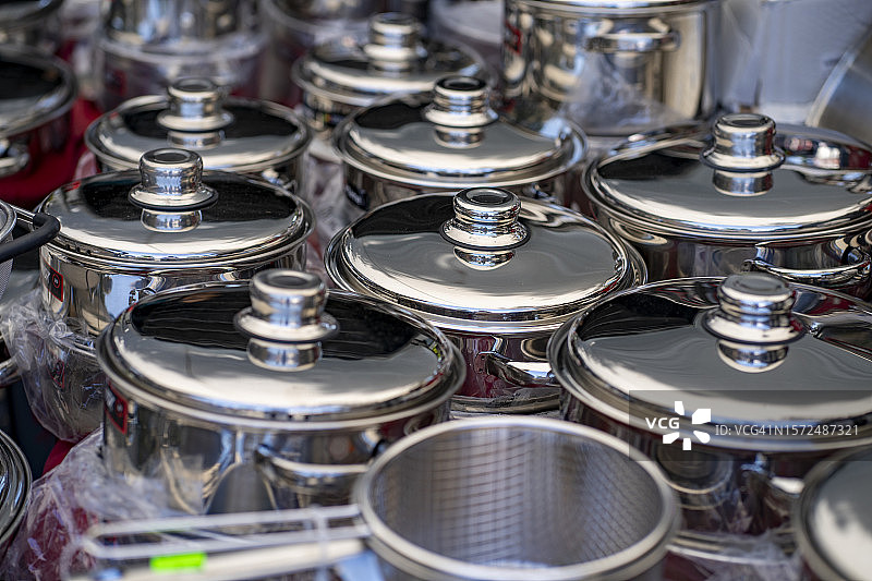 市场商店里展示的不锈钢锅图片素材