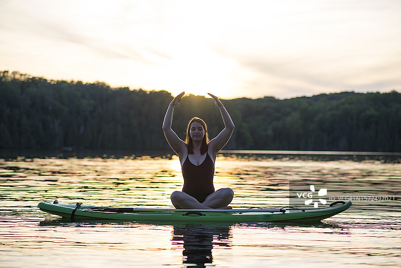 欣赏湖上最后的日落图片素材