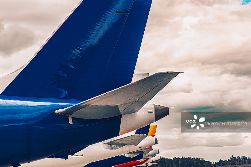 机场排列着一排商用飞机尾翼图片素材