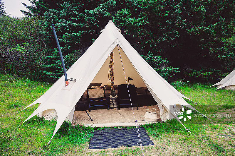 位于大自然中的豪华舒适型豪华露营帐篷图片素材