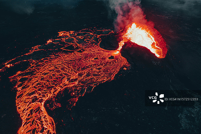 无人机航拍冰岛火山爆发岩浆河流图片素材