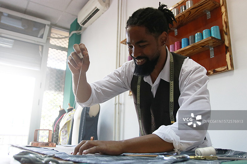 年轻的黑人男裁缝图片素材