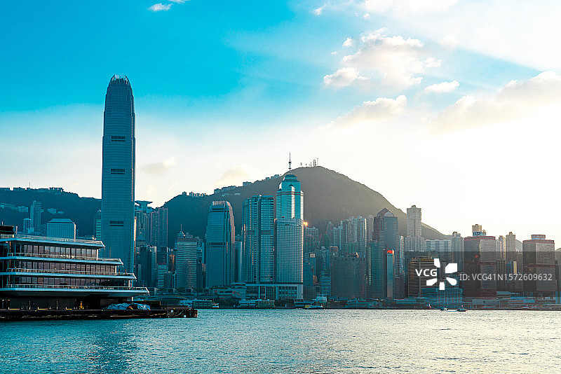 从维多利亚港看香港城市图片素材