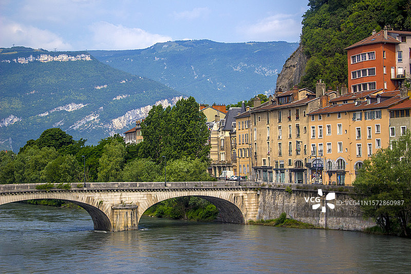 法国格勒诺布尔的马里乌斯·贡塔大桥和右岸图片素材