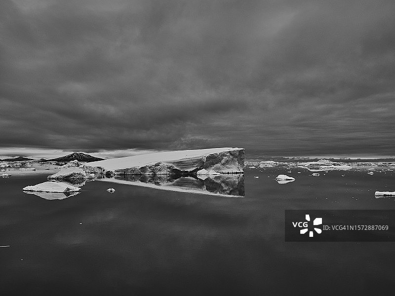 南极半岛威德尔海的阴天冰山图片素材