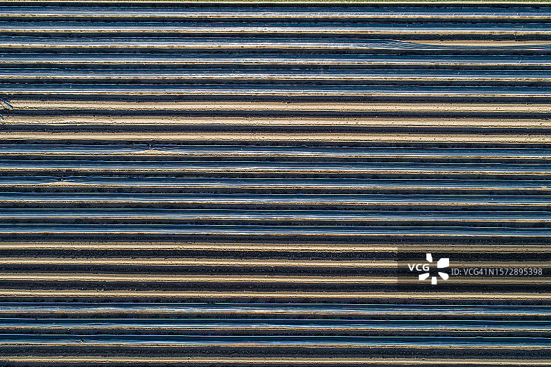 德国达姆施塔特农业田中成排的聚乙烯隧道鸟瞰图图片素材