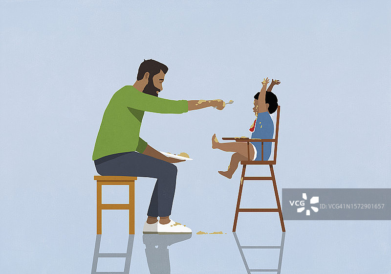 父亲在餐椅上喂脏兮兮的宝宝图片素材