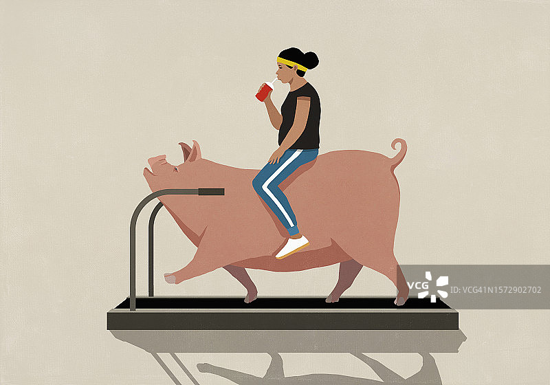 女人坐在跑步机上喝着饮料，旁边走着一头猪图片素材