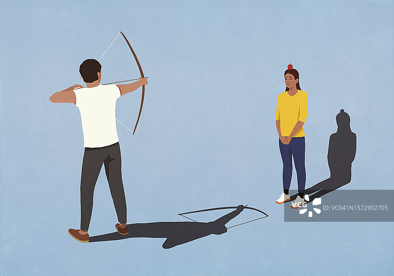 男人用弓箭瞄准妻子头上的苹果图片素材