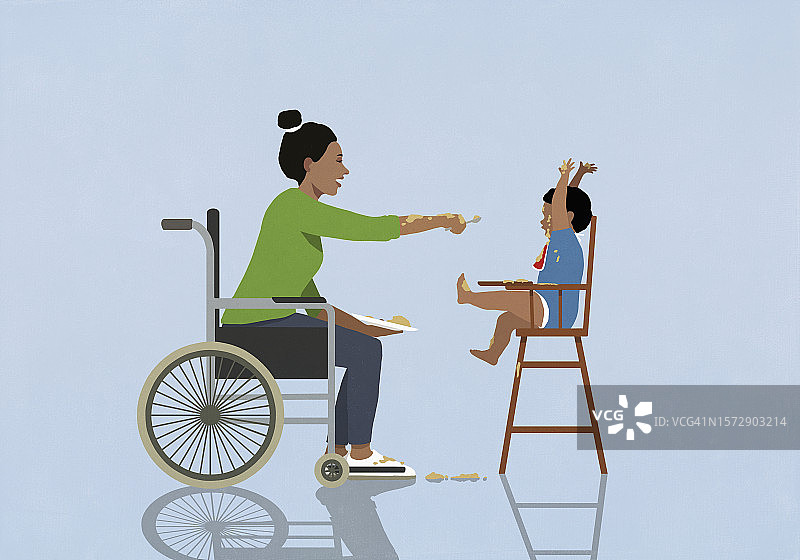 坐在轮椅上的母亲在高脚椅上喂脏兮兮的婴儿图片素材