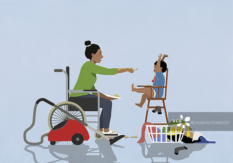 母亲在做家务的间隙，在高脚椅上喂宝宝图片素材