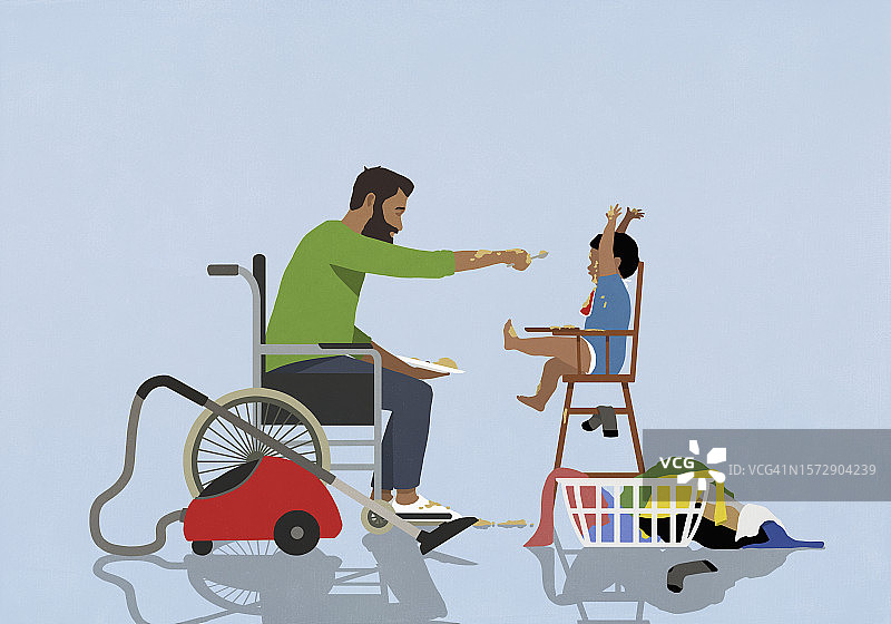 父亲在做家务的间隙，给坐在餐椅上弄得脏兮兮的宝宝喂食图片素材