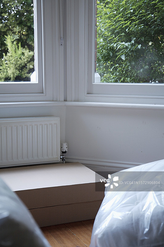 装满盒子和包裹的空房间特写图片素材