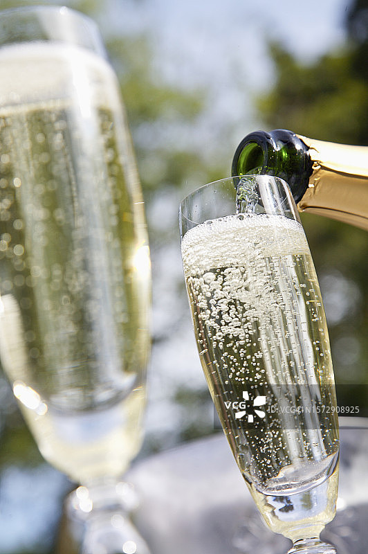 香槟酒杯与气泡特写图片素材