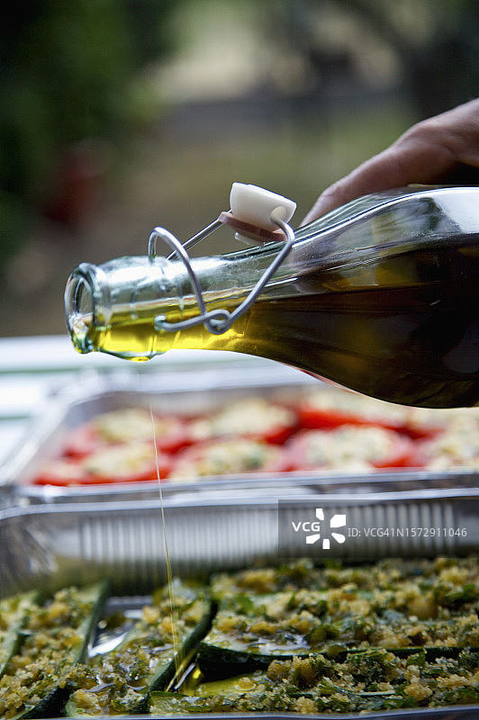 加入特级初榨橄榄油的烤蔬菜特写图片素材