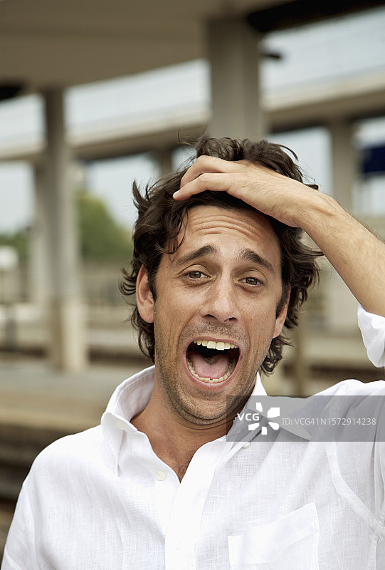 在车站撩头发的年轻男子图片素材